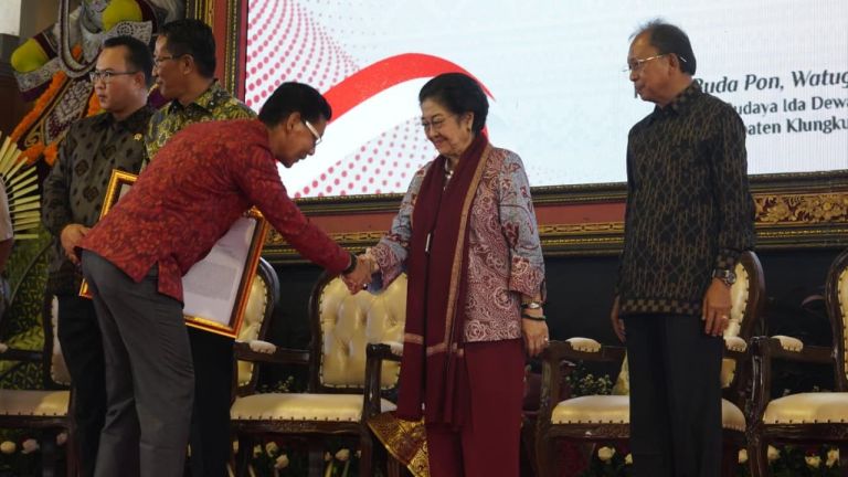 Megawati Serahkan Sertifikat HAKI di Klungkung, Bupati Satria: Pengusaha Harus Terus Berinovasi