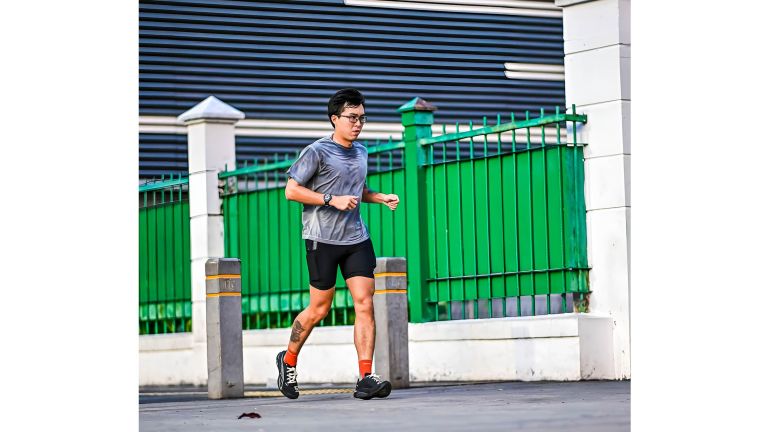 Tips Aman Lari saat Hujan ala Dokter Tirta