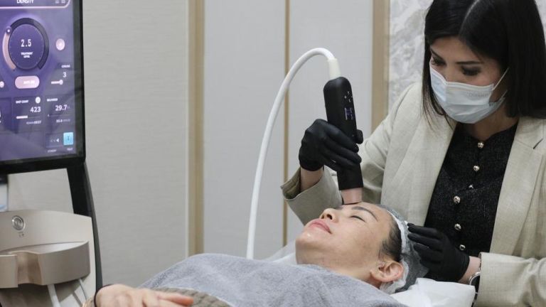 Lift & Contour Jadi Tren, Ini Rahasia Wajah Kencang dan Terdefinisi Tanpa Operasi