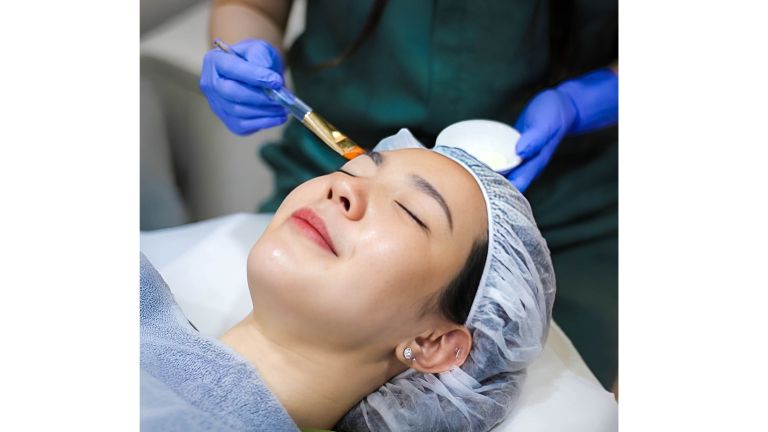 Lift & Contour Jadi Tren, Ini Rahasia Wajah Kencang dan Terdefinisi Tanpa Operasi