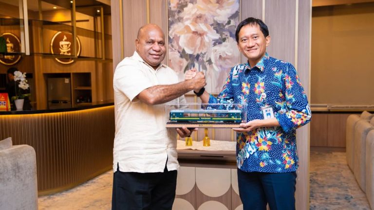 Bukan Sekedar Janji Politik, Gubernur Fakhiri Bakal Hadirkan Kereta Api di Papua