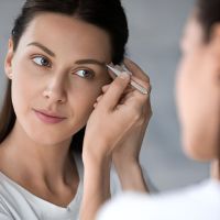 5 Teknik Mencabut Alis yang Benar di Rumah untuk Hasil Rapi Alami