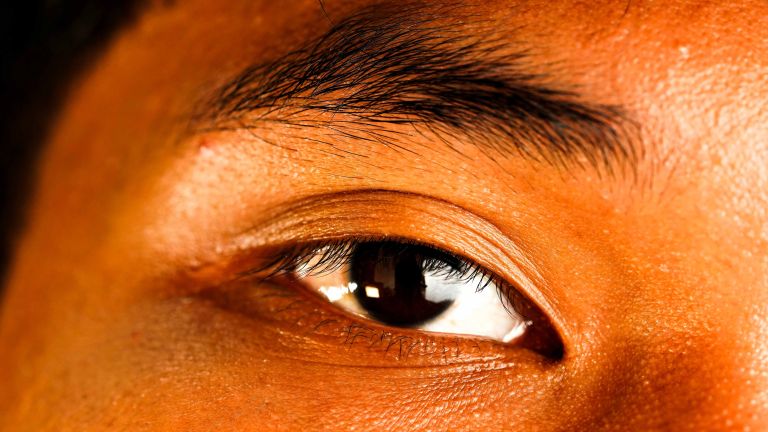 5 Teknik Mencabut Alis yang Benar di Rumah untuk Hasil Rapi Alami