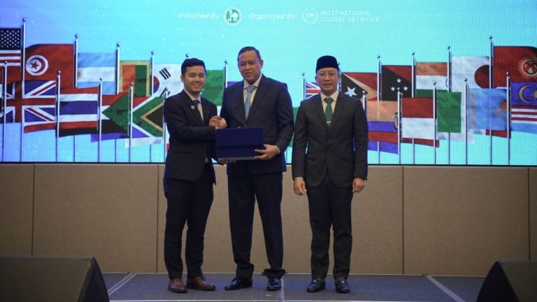 Mencetak Pemimpin Masa Depan, 200 Anak Muda Unjuk Gigi di Al-Muhajirien MUN Bekasi