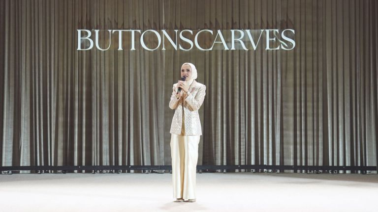 10 Tahun Menemani Langkah Wanita, Buttonscarves Rayakan Anniversary dengan Koleksi Viva Magenta