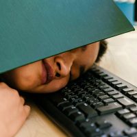 Kenapa Sering Mengantuk Usai Makan Siang?