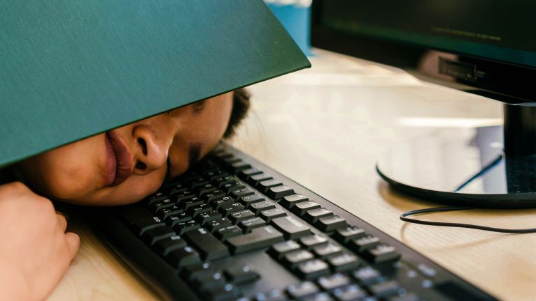 Kenapa Sering Mengantuk Usai Makan Siang?