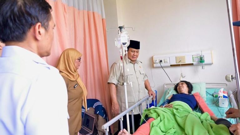 Presiden Prabowo Jenguk Korban Kecelakaan Kereta di RSUD Bekasi
