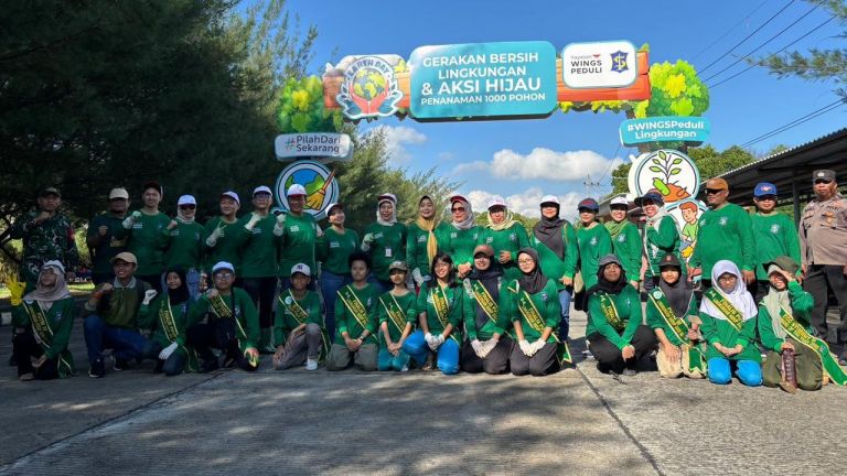 Giat Penanaman 1.000 Pohon di Pesisir Teluk Lamong Surabaya, Yayasan WINGS Peduli Bergerak Bersama Ratusan Relawan