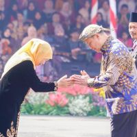 Ary Ginanjar Dianugerahi Lencana Emas Jer Basuki Mawa Beya oleh Gubernur Jatim