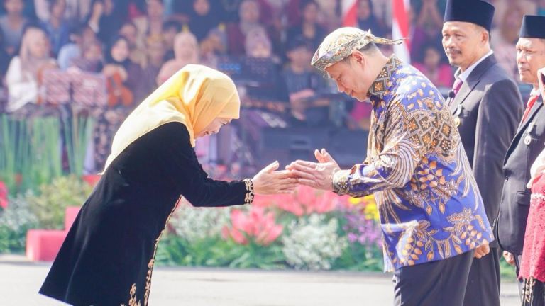 Ary Ginanjar Dianugerahi Lencana Emas Jer Basuki Mawa Beya oleh Gubernur Jatim