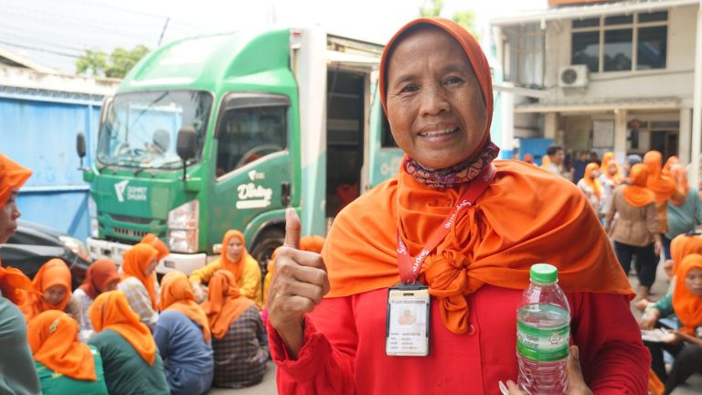 Berbagi Rasa, Merajut Asa Pekerja: Program Darling LPM Dompet Dhuafa Berbagi 2.500 Paket Makan Siang Bagi Para Pekerja