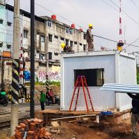 KAI Properti Pasang Palang Pintu Perlintasan KA di Jalan Ampera, Kota Bekasi