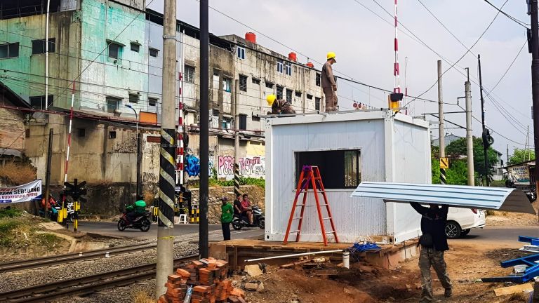KAI Properti Pasang Palang Pintu Perlintasan KA di Jalan Ampera, Kota Bekasi