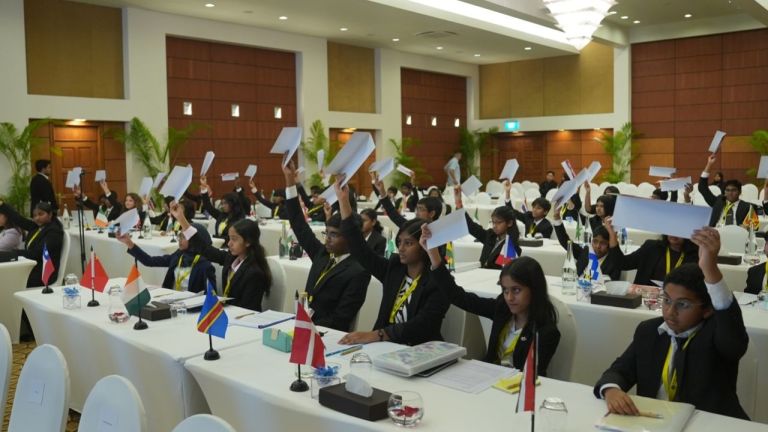 Bukan Sekadar Konferensi! Intip Keseruan Pemuda 8 Negara Belajar Seni Diplomasi Empatis di AWMUN XIV Maldives