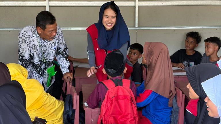 Maudy Ayunda Foundation dan Save the Children Bangun Ruang Belajar Sementara di Aceh Tamiang