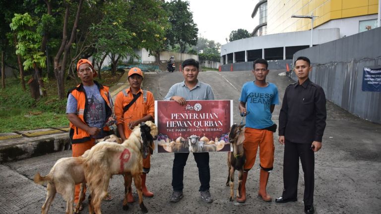 The Park Pejaten Salurkan Hewan Kurban untuk Warga dan Karyawan di Iduladha 1447 H