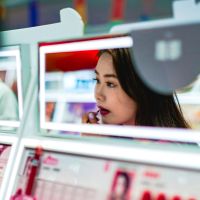 5 Trik Makeup Viral agar Wajah Tampak 10 Tahun Lebih Muda