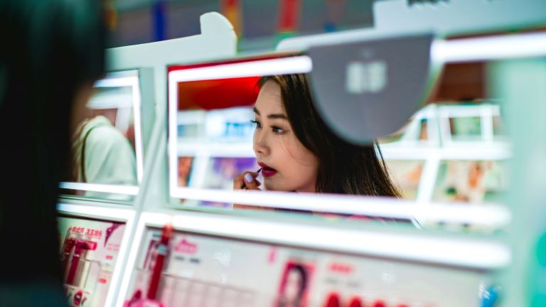 4 Langkah Bijak Jadi Konsumen saat Memilih Produk Kosmetik