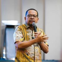 Amien Rais Serang Seskab Teddy, Qodari Pasang Badan