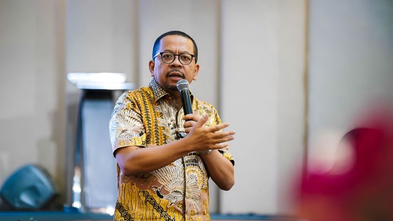 Amien Rais Serang Seskab Teddy, Qodari Pasang Badan
