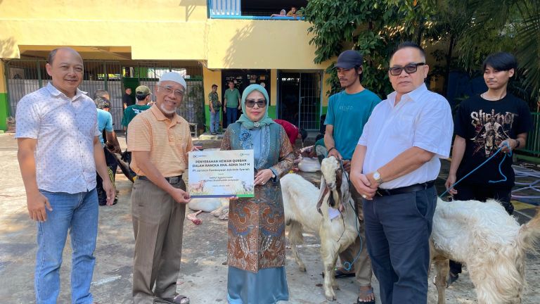 Tebar Kepedulian, Askrindo Syariah Salurkan Hewan Kurban ke Berbagai Daerah