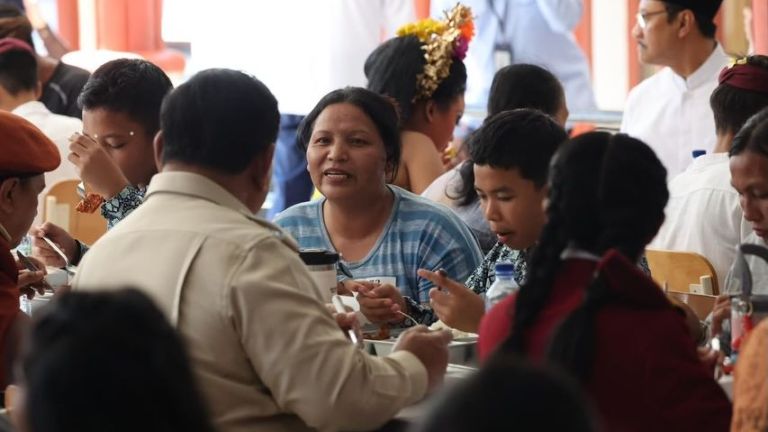 Duduk Bersama, Prabowo Santap MBG di Sekolah Rakyat Bali