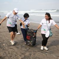 Dari Perawatan Diri ke Peduli Bumi: AMOREPACIFIC Indonesia Gelar Aksi 'Plogging' Massal di Bali