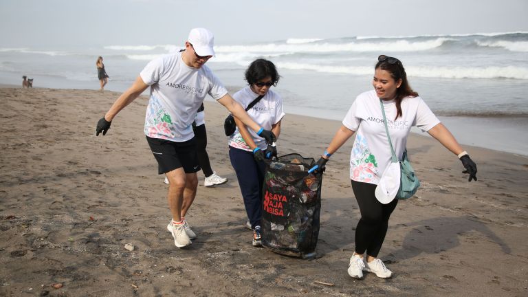 Dari Perawatan Diri ke Peduli Bumi: AMOREPACIFIC Indonesia Gelar Aksi 'Plogging' Massal di Bali