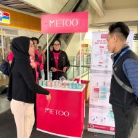 METOO Hadirkan Senyum di Tengah Padatnya Mobilitas Jakarta Lewat Aktivasi Interaktif di Halte CSW