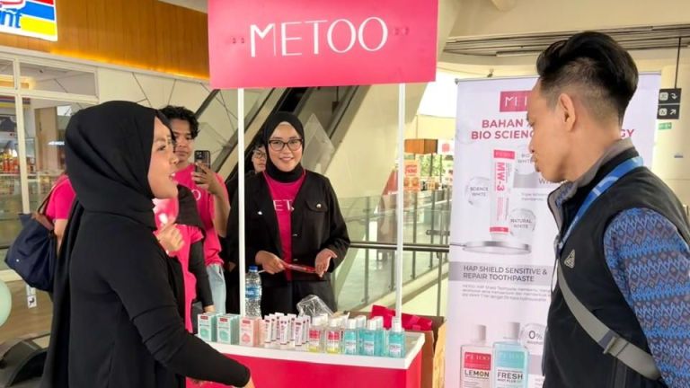 METOO Hadirkan Senyum di Tengah Padatnya Mobilitas Jakarta Lewat Aktivasi Interaktif di Halte CSW