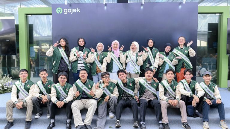 Gojek dan Yayasan GoTo Merah Putih Berikan Beasiswa S1 kepada Ratusan Mitra Driver dan Keluarga