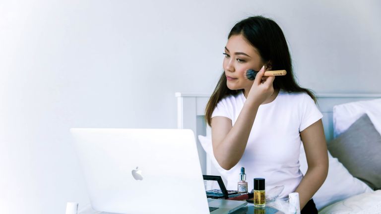 Tips Makeup Anti-Luntur dan Anti-Keringat untuk Aktivitas Seharian