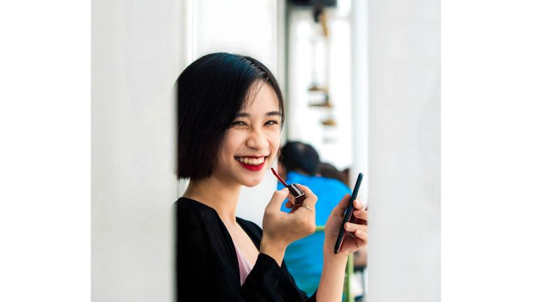 Bukan Hanya soal Cantik, Ini Alasan Lipstik Merah Punya Efek Psikologis Kuat