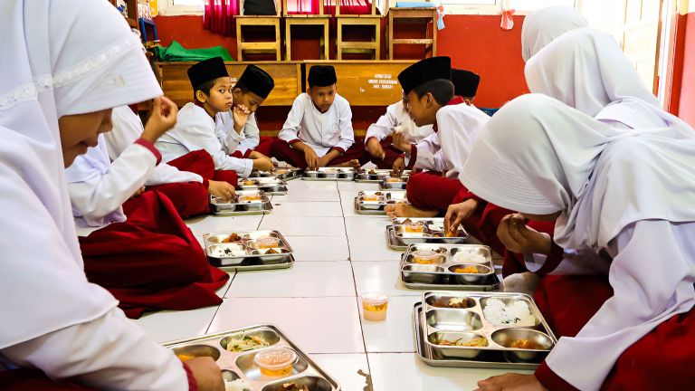 Data Keracunan MBG Dibuka Terang Benderang, Anak Buah Prabowo  Mencak-mencak Nggak Terima: Angkanya Nggak Masuk Akal!