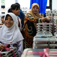 Bancakan Korupsi MBG: Pengadaan Kaus Kaki Hingga Ompreng Semua Diolah
