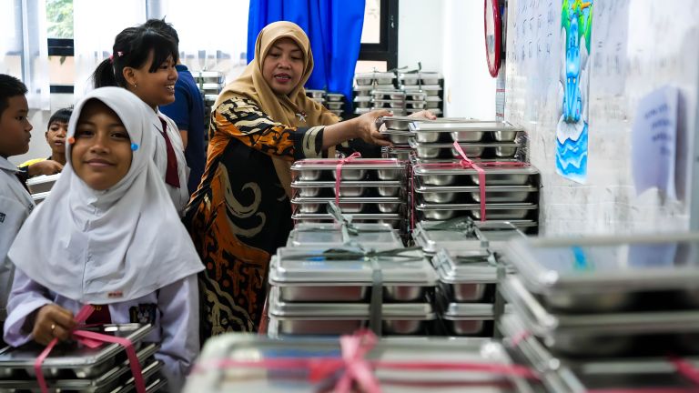 Bancakan Korupsi MBG: Pengadaan Kaus Kaki Hingga Ompreng Semua Diolah