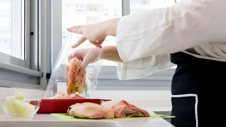 Dokter Ahli Mikrobiologi Klinis Ungkap Bahaya Mencuci Ayam Mentah Sebelum Dimasak, Apa Risikonya?