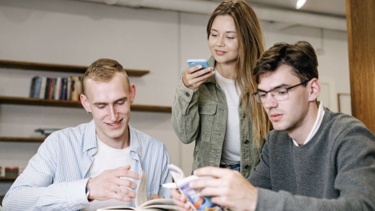 Apa Itu Generasi Zillennial? Generasi yang Tumbuh di Antara Millennial dan Gen Z