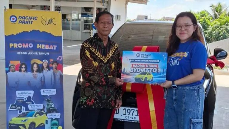 Program HEBAT Slank Resmi Berakhir, Pacific Paint Serahkan Grand Prize BYD ATTO 1 pada Pemenang