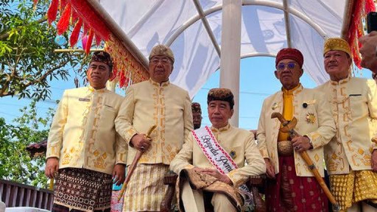 Jokowi Injak Kepala Kerbau di Atas Karpet Merah, Prosesi Adat atau Simbol Menghina PDI-P?