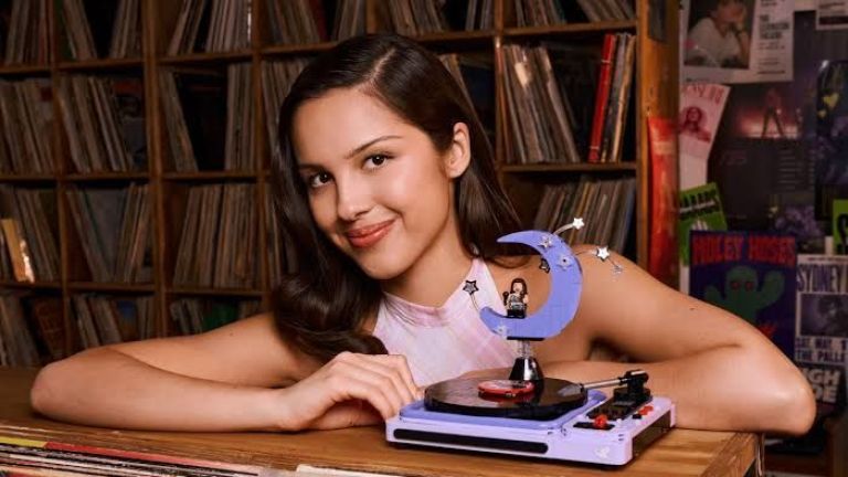 LEGO Group Gandeng Olivia Rodrigo Hadirkan Lima Koleksi Eksklusif Bertema Dunia Sang Bintang Pop