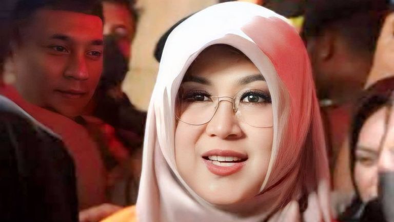 Minggat dari Kasus Ijazah Jokowi, Dokter Tifa Diteriaki Orang PSI: dari Awal Mahkluk Ini Memang Bermasalah!