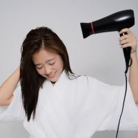 Mana yang Lebih Sehat, Mengeringkan Rambut Alami atau Pakai Hair Dryer?