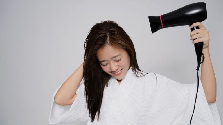 Mana yang Lebih Sehat, Mengeringkan Rambut Alami atau Pakai Hair Dryer?