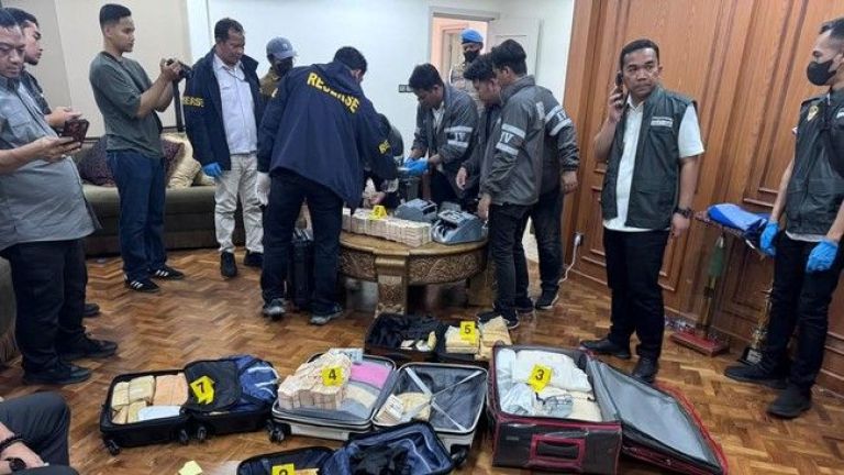 Uang Tunai Puluhan Miliar hingga Emas Batangan 74 KG,Ini Deretan Barbuk Fantastis Hasil Penggeledahan Kortas Tipidkor