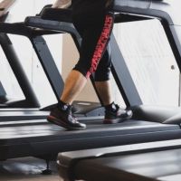 Lari di Treadmill vs Lari di Luar Ruangan, Lebih Efektif Mana?