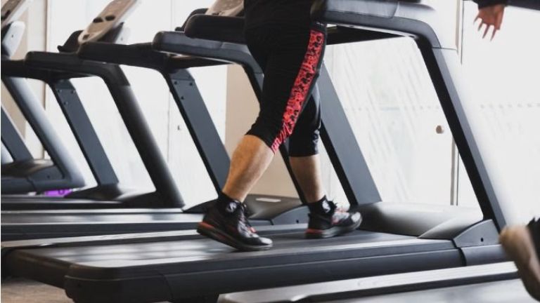 Lari di Treadmill vs Lari di Luar Ruangan, Lebih Efektif Mana?