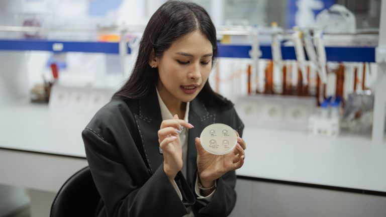 Maudy Ayunda bersama ITB Ciptakan Formula Anti-Jerawat dari Minyak Sulawesi, Intip Yuk!