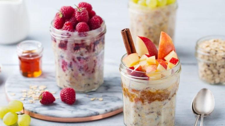 Overnight Oats vs Oatmeal Hangat, Mana yang Lebih Sehat untuk Sarapan?